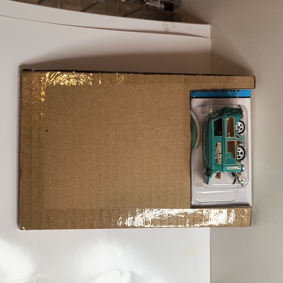 D2 hot wheels volkswagen kool kombi with shipping protecter - Picture 3 of 3